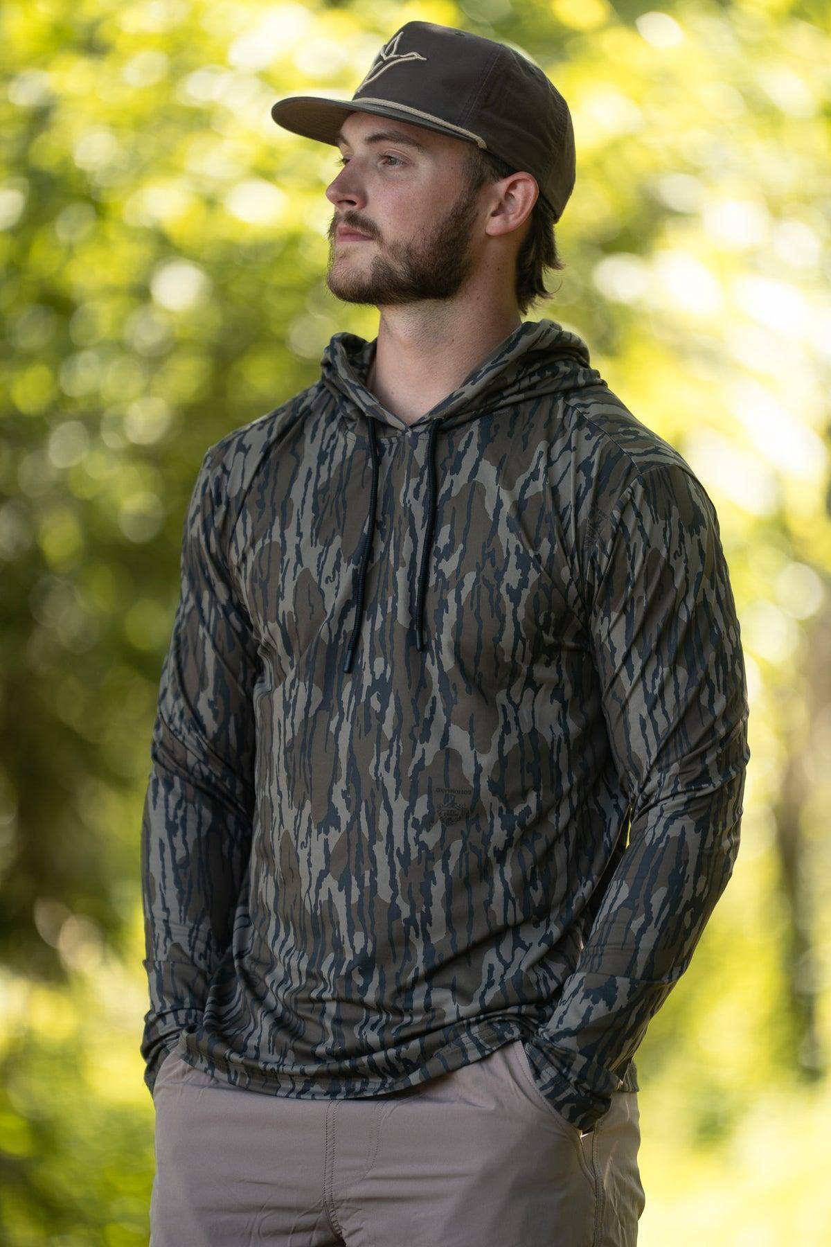 LIGHTWEIGHT PERFORMANCE HOODIE | MOSSY OAK BOTTOMLAND CAMO