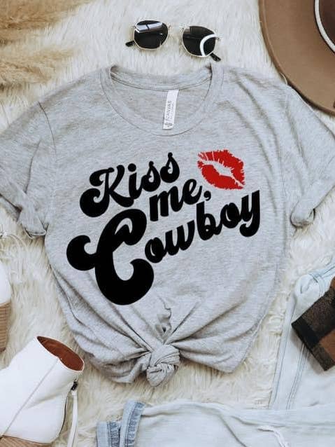 Kiss me cowboy tee